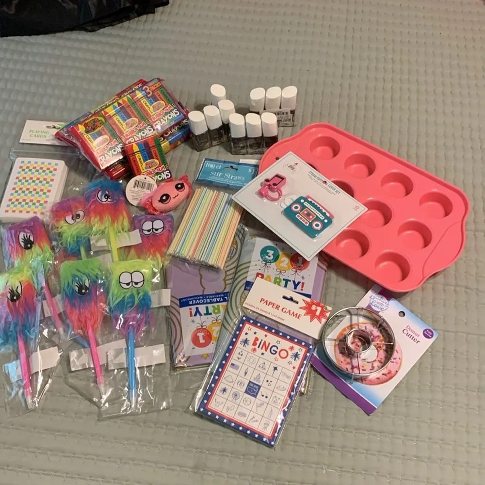 Party Up Girls 40 Pc Party Set NEW Fur Pens Tablecloths Bingo/Prizes & much more